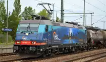 HSL Logistik GmbH mit ihrer wunderschön gestalteten  185 601-2  [NVR-Nummer: 91 80 6185 601-2 D-BRLL] und Kesselwagenzug (geschmolzenes Schwefel) am 12.08.19 Durchfahrt Bahnhof Flughafen Berlin-Schönefeld.