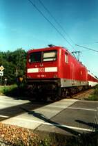 112 158 f�hrt am Sp�tnachmittag des 9.7.2002 mit ihrem Nachtzug Richtung S�den aus dem Ostseebad Binz auf R�gen.