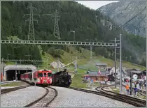 100 Jahre Brig - Gletsch: Während im Areal der DFB eine HG 3/4 rangiert, erreicht ein MGB Regionalzug den Bahnhof von Oberwald. Die BFD HG 3/4 N° 3 der Blonay-Chamby Bahn wartet auf ihren Einsatz. Von Gletsch her kommt die FO HG 3/4 N° 4 nach Oberwald.  

16. August 2014