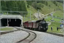 100 Jahre Brig - Gletsch: Die BFD HG 3/4 N° 3 der Blonay-Chamby Bahn suggeriert einen aus dem Basistunnel kommenden Dampfzug im Bahnhof von Oberwald.

16. August 2014