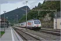 Die BLS Re 465 004  Kambly  mit ihrem RE 3910 Bern - La Chaux-de-Fonds beim Fahrtrichtungswechsel in der Spitzkehre von Chambrelien.

13. August 2019