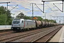 Da im Bahnhof Oranienburg kurzfristig eine Fliegerbombe entschärft werden musste und es zu zahlreichen Zugausfällen kam, musste ich von meinem Ziel, den Berliner Außenring einmal zu umrunden, Abstand nehmen - hatte ich doch vor, Hohen Neuendorf West als nächstes zu erreichen. Daher noch ein  Zwangsaufenthalt  in Golm, währenddessen ein wenig Güterverkehr herrschte, bevor es über Umwege weiterging.
Hier durchfährt ein Kesselzug mit 187 520-2 der Akiem S.A.S., vermietet an die CTL Logistics GmbH, den Bahnhof Golm auf dem Berliner Außenring (BAR | 6068) Richtung Priort.
Aufgenommen im Gegenlicht.
[18.7.2019 | 14:26 Uhr]