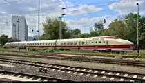 675 015 (175 015-7 | DR VT 18.16) der BSW Freizeitgruppe SVT 175 Berlin-Lichtenberg ist im Bahnhof Berlin-Lichtenberg dauerhaft abgestellt.
Aufgenommen von Bahnsteig 21/22.
[18.7.2019 | 16:06 Uhr]