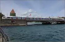 Nein, es ist nicht der neue Seehas mit erweitertem Platzangebot. Hier wird der neue TiLo Richtung Ulm geschleppt. RABe 524 301 auf der Rheinbrücke in Konstanz. August 2019.
