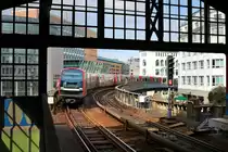 Hochbahn Hamburg DT5 Wagen 336 am 17.07.19 in Hamburg Rödingsmarkt vom Bahnsteig aus fotografiert