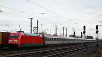 101 026 zieht den vorletzten IC 118 nach Dortmund durch Wiesbaden Ost. Seit 4.3.2019 ist der Zug nur noch zwischen Innsbruck und Lindau unterwegs. Zwischen Stuttgart und Dortmund verkehrt ersatzweise der IC1918 mit deutschen Wagen. Aufgenommen am 2.3.2019 16:58
