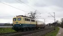 140 423 zieht einen einzelnen Reisezugwagen durch Niederwalluf gen Osten. Aufgenommen am 5.3.2019 10:18