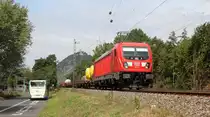 187 111 DB kommt aus Richtung Köln mit einem langen gemischten Güterzug aus Köln-Gremberg(D) nach Mannheim und fährt in Richtung Koblenz auf der Rechte Rheinstrecke KBS 465 bei Bad-Honnef am Rhein. 
Aufgenommen auf der Rechten Rheinstrecke in Bad-Honnef(am Rhein).
Bei Sommerwetter am Nachmittag vom 8.8.2019. 