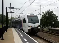 Ein Holländischer Regionalzug kommt aus Maastricht-Randwyck(NL) nach Heerlen(NL) und hält in Heerlen-Woonboulevard(NL) und fährt dann weiter in Richtung Heerlen(NL).
Aufgenommen vom Bahnsteig  in Heerlen-Woonboulevard(NL).
Bei Regenwetter am Mittag vom 9.8.2019.