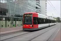 Ein Straßenbahn-Portrait-Bild -

Die Straßenbahnfotografie wäre sehr arm, würde sie nur aus solchen Aufnahmen bestehen. Aber zwischendrin hat auch ein Fahrzeug-Portrait seine Berechtigung.

Eine GT8N-1-Straßenbahn an der Haltestelle Universität / Zentralbereich im Bremer Uni-Campus. Die 2,65 Meter breiten achtachsigen Drehgestellfahrzeugen gehören zur Felxity-Familie von Bombardier und wurden ab 2005 für Bremen beschafft.

24.08.2012 (M)