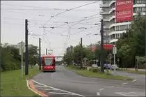 Im Außenbereich der Stadt -

Von den Motiven her sind die Straßenbahnstrecken in den Vororten nicht so ergiebig, wie in den engen Innenstädten. Hier ein GT8N-1 auf der Linie 6 im Bremer Uni-Campus.
Diese Strecke ging 1998 in Betrieb.

Bremen hat sich relativ früh von U-Bahnplänen verabschiedet und so kam es auch zu keinerlei Tunnelbauten in der Innenstadt, wie in vielen anderen Westdeutschen Städten. In den 1970iger Jahren wurde aber die Straßenbahn in den Außenbereichen erweitert, dabei zum Teil auf kreuzungsfreien Trassen, die für eine U-Bahn hätten adaptiert werden können.

Dann tat sich lange nicht bis ab 1998 bis 2002/06 und 2012 bis 14 das Netz um etliche Strecken vor allem in den Vororten erweitert wurde. Weitere Neubaustrecken kommen scheinbar jetzt nicht mehr so gut voran und es ist wieder ruhiger geworden.

24.08.2012 (M)