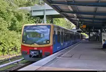 481 223-6 mit Werbung für das DDR Museum Berlin und 481 ??? der S-Bahn Berlin als S75 von Berlin Ostbahnhof (S) nach Berlin-Wartenberg verlassen den Bahnhof Berlin-Hohenschönhausen (S) auf dem Berliner Außenring (BAR | 6012).
[18.7.2019 | 16:28 Uhr]