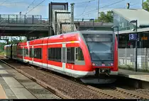 Nachschuss auf 946 513-8, 946 021-2 und 946 514-6 (Stadler GTW 2/6) von DB Regio Nordost, womöglich als Überführung, die den Bahnhof Berlin-Hohenschönhausen (S) auf dem Berliner Außenring (BAR | 6012) Richtung Karower Kreuz durchfahren.
[18.7.2019 | 16:50 Uhr]