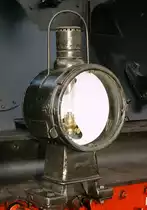 

22. Mai 2004, Dresden, Dampflokfest, Lok DR 19 017, Petroleum-Stirnlampe. Mit diesen Petroleum-Funzeln jagten zu DRG-Zeiten Nachtzüge durch's Land. Wenn ich im Zeitalter von Halogen-, Xenon- und LED-Scheinwerfern nach 20 Uhr von Dresden abfahren und mein Ziel in Bayern erreichen möchte, bleibt mir nur, eine erquickende Pause in Chemnitz oder Zwickau einzulegen. 