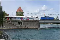 Ganz frisch aus der Fabrik. Der offensichtlich erste sechsteiliger Flirt 3 RABe 524 301 für die TiLo wird in Konstanz abgeholt. Hier auf der Rheinbrücke, Zuglok ist 203 211-8, etwas verwirrend von der Press als 204 010-6 angeschrieben. Kann ein V 100 Ost-Experte kann das eigentlich erklären, warum man zwei unterschiedliche Nummern anschreibt außer vielleicht der Lok 10? August 2019.

