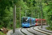 4051 auf dem erneuerten Bahnkörper kurz vor der Haltestelle Neuenweg am 17.08.2019.