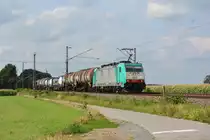 E186 223 rauscht mit einem kurzen Güterzug durch Meerhog Richtung Wesel.

Meerhog 16.08.2019