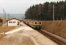 ERINNERUNG AN DIE GRÜNE SOLOTHURN-ZOLLIKOFEN-BERN-BAHN SZB.
Pendelzug bestehend aus dem Bt 215 + B 322 + BDe 4/4 3 anlässlich der Bahnhofsdurchfahrt Küttigkofen-Kräiligen im April 1984.
Foto: Walter Ruetsch  