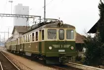 ERINNERUNG AN DIE GRÜNE SOLOTHURN-ZOLLIKOFEN-BERN-BAHN SZB.
Im April 1984 konnte in Bätterkinden der BDe 4/4 3 + B 322 + Bt 215 anlässlich dem Zwischenhalt verewigt werden.
Foto: Walter Ruetsch
