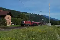 1116 246 der ÖBB mit RJ 797 (Klagenfurt - Flughafen Wien) bei der Durchfahrt durch den Bahnhof Rothenthurn.
17.08.2019