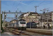 Die eine kommt, die andere geht: die BLS Re 465 004  Kambly  erreicht mit ihrem RE 3915 von La Chaux-de-Fonds - Bern den Bahnhof von Neuchâtel, während die BLS Re 465 007 mit dem Gegenzug Neuchâtel in Richtung La Chaux-de-Fonds verlässt. 

13. Aug. 2019