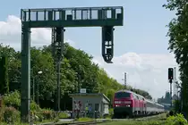 218 422-4 und 218 463-8 haben mit den in Lindau �bernommenen Wagen des EC 195, Z�rich - M�nchen, fast den Bodenseedamm �berquert und werden nach dem Posten 48 unter der neuen, noch nicht im Betrieb befindlichen Signalbr�cke durchfahren (14.07.2019).
