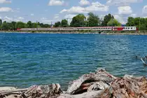 Kurz nach der Abfahrt in Lindau �berquert der nach Innsbruck fahrende IC 119  BODENSEE  den Bodenseedamm (14.07.2019).