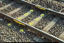 Die Kommunikation mit Smileys schreitet auch bei der Bahn voran...
Blick auf einen Schienenstoß auf Gleis 20 des Bahnhofs Berlin Springpfuhl auf dem Berliner Außenring (BAR | 6012), der offensichtlich reparaturbedürftig ist, was durch örtliche Markierungen nicht übersehen und ferner bei vorbeifahrenden Zügen nicht überhört werden kann.
Aufgenommen vom S-Bahnsteig (Gleis 20/21).
[18.7.2019 | 18:34 Uhr]