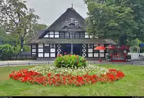 Smartphone-Aufnahme des sehenswerten Empfangsgebäudes des U-Bahnhofs Berlin-Dahlem-Dorf.
Es handelt sich um ein reetgedecktes Fachwerkhaus im norddeutschen Stil.
[19.7.2019 | 13:06 Uhr]