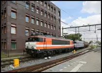 Locon 1831 erreicht hier zusammen mit einer baugleichen Elektrolok von Rail Force One mit einem Tankzug aus Bad Bentheim kommend am 16.08.2019 um 14.24 Uhr den niederländischen Bahnhof Hengelo.
