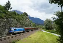 Mit einer besonderen Bespannung war der RJX 860 am 14. August 2019 unterwegs. Die tschechische 1216 233 führt ihre Leistung kurz vor Jenbach Richtung Bregenz. Interessantes Detail am Rande: Bei der eingesetzten Garnitur handelt es sich um die erst vor kurzer Zeit entklebte  Ski Austria -Garnitur mit der Nummer 51.