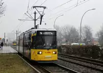 Berlin BVG SL 16 (GT6N-U 1569) Alt-Hohenschönhausen / Lichtenberg, Landsberger Alle / Genslerstraße am 28. März 2018. - Auf dem Bild verlässt der GT6 gerade die Haltestelle Genslerstraße in Richtung S+U Frankfurter Allee.