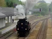 77.28 dampft am ehemaligen Gütermagazin am Bhf. Ried vorbei; 150509