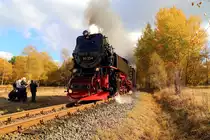 Kurz vor dem Bahnhof Stiege gab es am 21.10.2018 die nächste Scheinanfahrt von 99 234 mit ihrem IG HSB-Sonder-PmG. (Bild 3) Egal an welcher Stelle, die Fotografen- und Filmgemeinde hält jede Szene gewissenhaft fest! ;-)