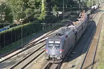 ÖBB 1116.195 in nightjet-Lackierung vor Güterzug bei Einfahrt in den Bahnhof Hall i. T. Aufgenommen 14.8.2019.