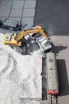 Stilecht wurde Schotter per Bahn zur Baustelle der Gartenbahn gebracht. Dabei half ein Kettenbagger aus. 
18.08.2019