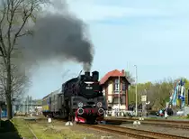 Regelbetrieb mit Dampflok, das gibt es weiterhin in Wolsztyn zu sehen. Montag bis Freitag gibt es zwei Fahrten zwischen Wolsztyn und Leszno, am Samstag fährt ein Zug von Poznan nach Wolsztyn und zurück. Es gelten normale Fahrkarten. Hier fährt Lok Ol49 69 mit zwei Regionalzugwagen. Der vordere Wagen ist erst kürzlich modernisiert worden und präsentiert sich in einem schönen historischen Grün.

Fahrplan (nur Dampflokzüge): http://www.parowozy.com.pl/fahrplan.htm 

Wolsztyn, 20.4.2019