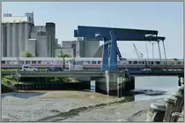 Ziehbrücke im Hafen von Husum mit dem IC nach Westerland (Sylt). (23.05.2019)