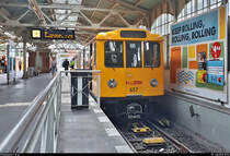 Smartphone-Aufnahme von Baureihe A3L 71, Wagen 657 und Wagen ???, der Berliner Verkehrsbetriebe (BVG) als U3 nach Berlin Krumme Lanke, die in ihrem Startbahnhof Berlin Warschauer Straße auf Gleis 1 stehen.
Bild durchlief die Selbstfreischaltung (mangelhafte Qualität).
[19.7.2019 | 13:51 Uhr]