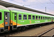 Blick auf einen InterRegio-Wagen mit Mehrzweckabteil der Gattung  Bimdz 268.7  (51 80 84-90 031-6 D-HEROS) der HEROS Helvetic Rolling Stock GmbH, der in FLX32623 (FLX 10) nach Stuttgart Hbf mit Zuglok 182 518-1 (Siemens ES64U2-018) der Mitsui Rail Capital Europe GmbH (MRCE), vermietet an die LEO Express GmbH, eingereiht ist und im Startbahnhof Berlin-Lichtenberg auf Gleis 16 steht.
[19.7.2019 | 14:10 Uhr]