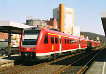 23. März 2006 Kulmbach, 12:22 Uhr, drei VT 612 (vorn 612 117, Mitte ?, hinten 612 477) fahren in Kürze nach Neuenmarkt-Wirsberg. Dort erfolgt die Zugtrennung, danach geht es weiter nach Bayreuth und Hof.