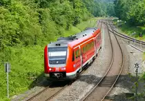 19. Mai 2018, Aus Anlass der Pfingstdampftage des Dampflokmuseums Neuenmarkt-Wirsberg besuchte heute die Nördlinger S3.6 die Veranstaltung. Ich habe mich auf der Schlömener Brücke postiert und erwarte die Fahrt des Zuges zur Schiefen Ebene. Hier kommt erst mal VT 612 132 als RE 3864 von Hof den Berg herab.