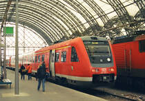 08. März 2007, Dresden, Hauptbahnhof, in der Mittelhalle steht VT 612 129 als RE 4766 nach Hof zur Abfahrt bereit