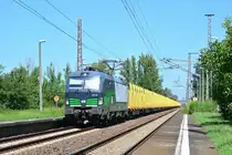 193 248 rauscht mit einem leeren Holzzug aus Stendal durch den Haltepunkt Barleber See gen Magdeburg. Im Hintergrund ist der Tunnel unter dem Mittellandkanal zu sehen.

Barleber See 23.07.2019