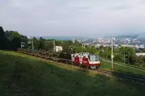 Panzerzug auf der SMB mit einer Kp Pz 87 Leo, geführt mit zwei Re 4/4 III der EBT. Der nicht alltägliche Zug Utzenstorf-Bure wurde im Jahre 1995 oberhalb Bellach aufgenommen.
Foto: Walter Ruetsch