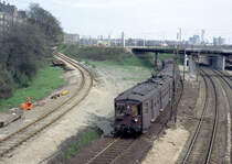 DSB S-Bahn Kopenhagen: Eine Garnitur der ersten Kopenhagener S-Bahngeneration (MM+FS+MM+FS) befindet sich am 30. April 1972 kurz vor dem S-Bahnhof Enghave, der 2016 durch den neuen S-Bahnhaltepunkt Carsberg ersetzt wurde. - Das Gleis links war das Verbindungsgleis zur Brauerei Carlsberg. Zu der Zeit wurden die Carlsberg-Erzeugnisse noch am ursprünglichen Standort der Brauerei gemacht; heute findet die Produktion in Fredericia in Jütland statt. - Scan eines Farbnegativs. Film: Kodak Kodacolor X. Kamera: Kodak Retina Automatic II.
