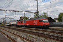 Re 460 008-6 schleppt die kalte Re 4/4 II 11194, den Bt 50 85 26-94 913-8 und einen Personenwagen durch den Bahnhof Rupperswil. Die Aufnahme stammt vom 31.07.2019.