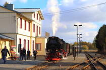 Nach dem Einlaufen von 99 234 mit ihrem IG HSB-Sonder-PmG in den Bahnhof Stiege, sind die Foto- und Filmfreunde ausgestiegen, um für die Fahrt durch die Wendeschleife die Aufnahmepositionen zu beziehen.