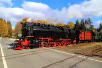 99 234 mit IG HSB-Sonder-PmG am 21.10.2018 kurz vor Einfahrt in die Stieger Wendeschleife. (Bild 3) Hier überquert sie gerade die Landstraße K 1352, welche den Ort Stiege mit der Bundesstraße B 81 (Nordhausen-Hasselfelde) verbindet.