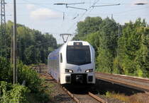 Ein Holländischer Regionalzug aus Aachen-Hbf(D) nach Maastricht(NL) und kommt aus Richtung Aachen-West,Laurensberg,Richterich und fährt durch Kohlscheid in Richtung Herzogenrath. Aufgenommen von Bahnsteig 1 in Kohlscheid. 
Bei Sommerwetter am Vormittag vom 12.8.2019.